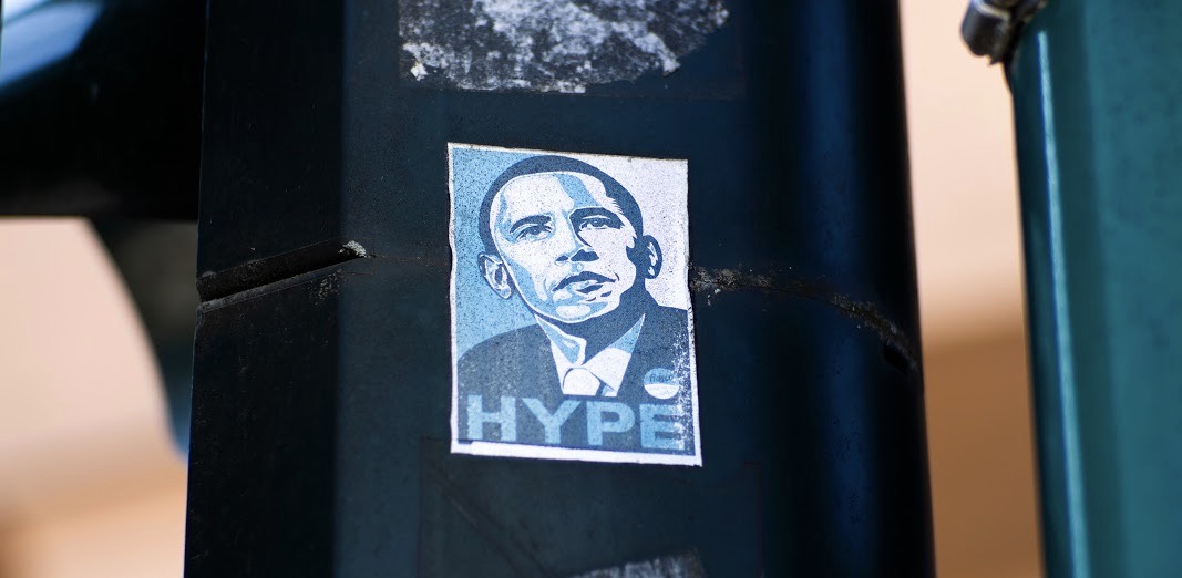photo d'un feu avec une oeuvre sur Barack Obama "hype"